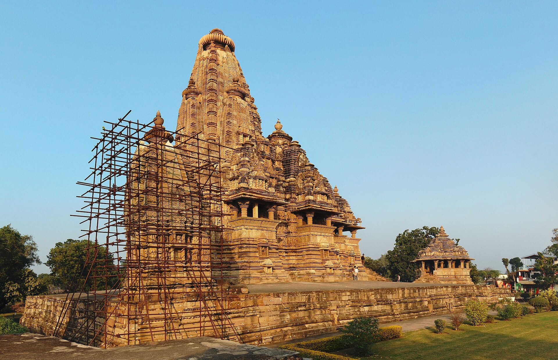 The Vishvanatha temple at Khajuraho, Madhya Pradesh, its sandstone spire in full sun.